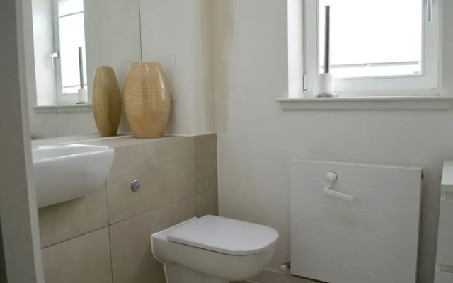 Modern 2 Bedroom Apartment With Parking