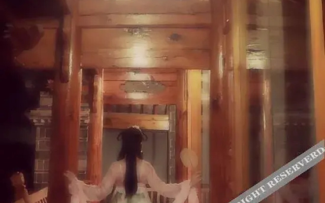 Jianshui Yanqitang Private Courtyard Inn (Jianshui Ancient City Small Train Store)