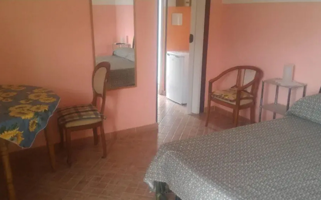 Room-michelangelo House, Mono