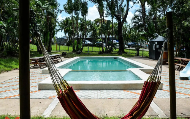 Base Airlie Beach Resort - Hostel