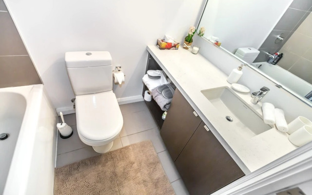 Executive Class, Downtown Luxury Condo @ Yorkville