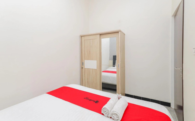 RedDoorz Syariah near Green Park Jatiwarna