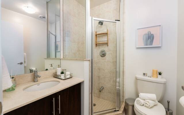 QuickStay - Elegant & Modern Condo, CN Tower Views