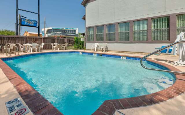 Howard Johnson by Wyndham San Marcos