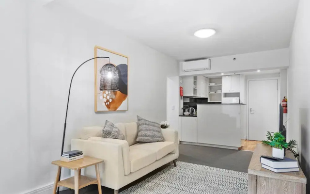 Chic 1-bed Apartment Steps From Shopping Street