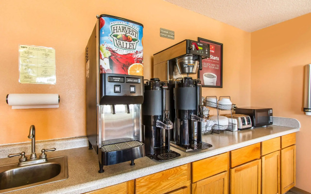 Econo Lodge & Suites