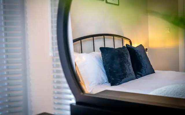 Saxon Rose Apartment