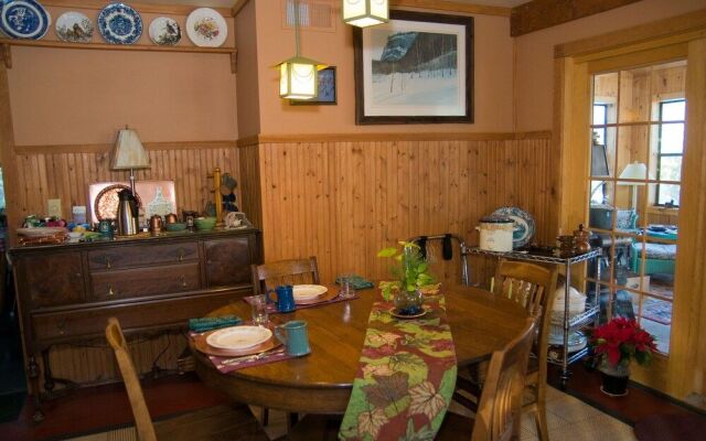 Poplar Creek Guesthouse Bed & Breakfast