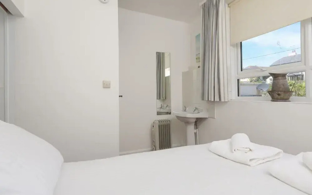 4 Thornlea Mews