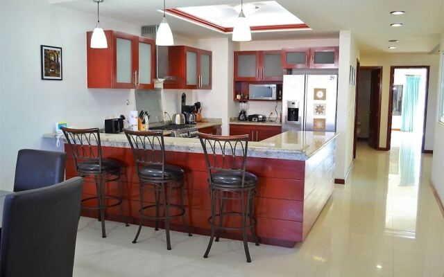 Condo Torre Diamante 305 by MDR