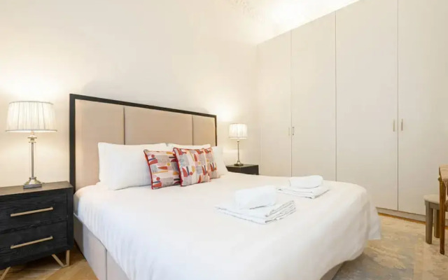 Beautiful Belgravia Apartment by Underthedoormat