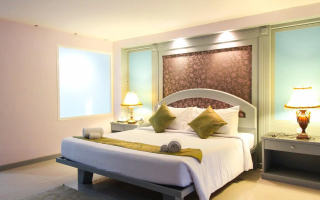 Convenient Grand Hotel (SHA Extra Plus)