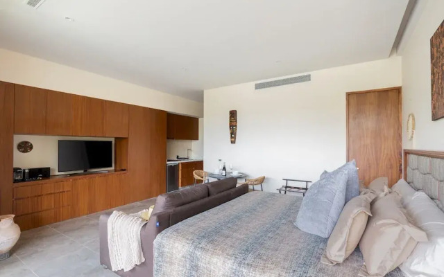 Luxurious Studio Best Ameneties GYM Stunning Pools Shuttle Service Wifi