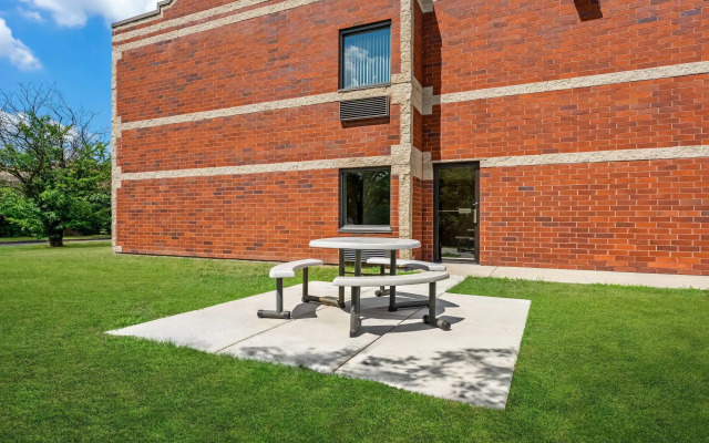 Super 8 by Wyndham Elgin