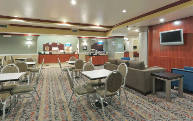 Holiday Inn Express and Suites Bakersfield Central by IHG