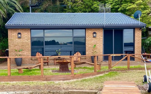 Serenity by the Lake - Romantic Waterfront Couple's Getaway