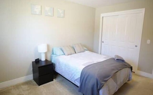 Furnished Washer & Dryer Near HWY 101