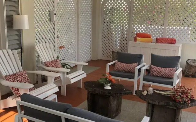 Dreamin Villa - 3 B R Beachfront w Staff