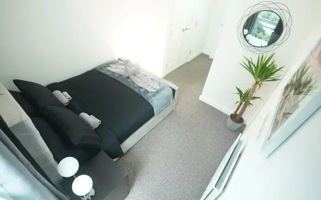 Central M K 1-bedroom Apartment, Sleeps 4, Parking