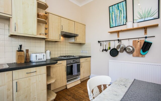 Spacious 4 Bedroom Home In Finsbury Park