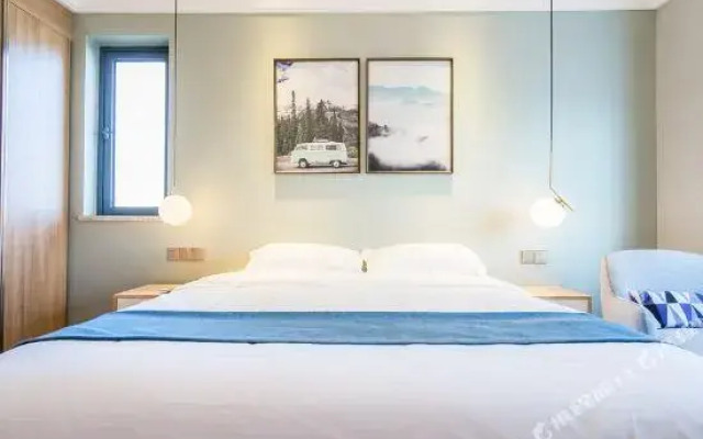 Xinyang Celebrity Art Hotel