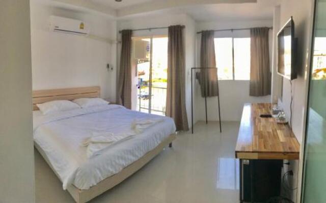 Tonggrila Patong Hostel - Adults Only