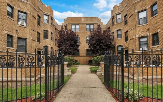 Chicago Lifestyle 3BR Apt in Lake View
