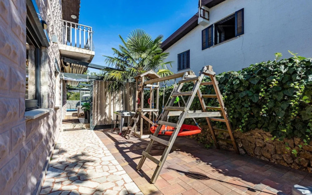 Awesome Home in Vantacici With Jacuzzi, Sauna and Wifi