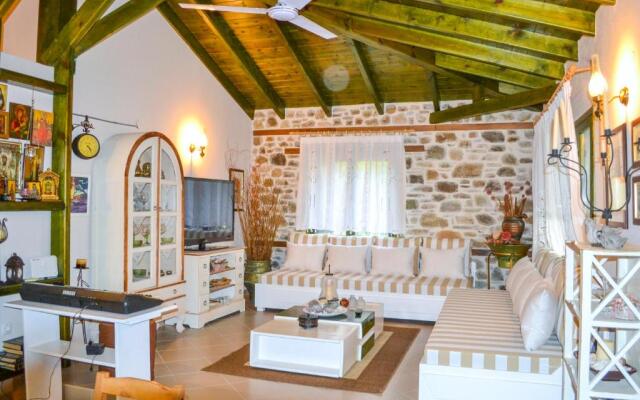 Nikos Stone House 80m from the beach with wifi