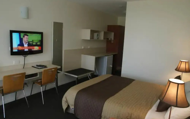 Shoreline Hotel