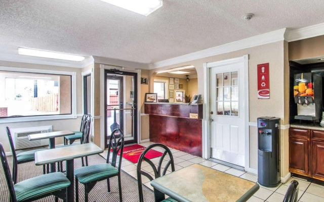 Econo Lodge Richmond Hill