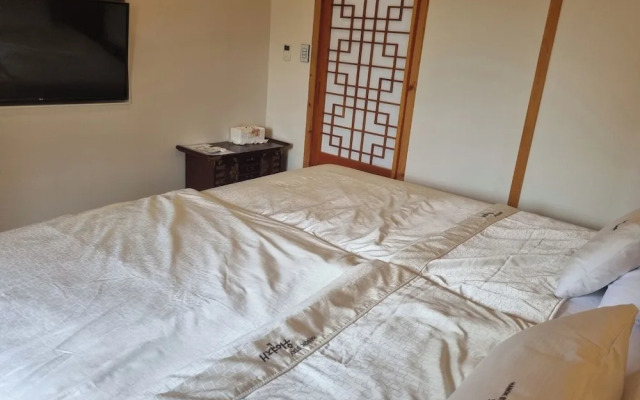 Wiyeonjae Hanok Stay