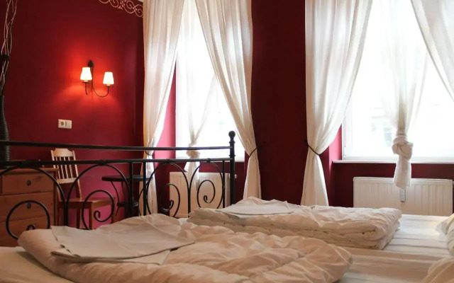 Louise 20 Hostel