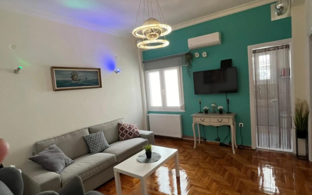 Central flat - 2 Metro stops from ACROPOLIS-PLKA