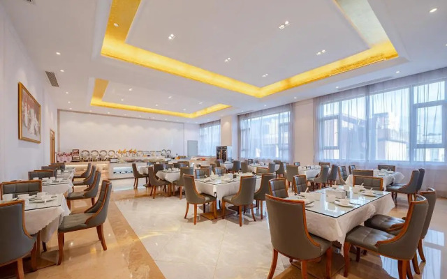 Vienna International Hotel Qishi Center Branch in Dongguan, Guangdong.