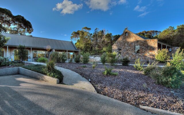 Coles Bay Stone Cottage