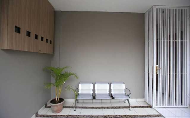 RedDoorz @ Karet Pedurenan 2