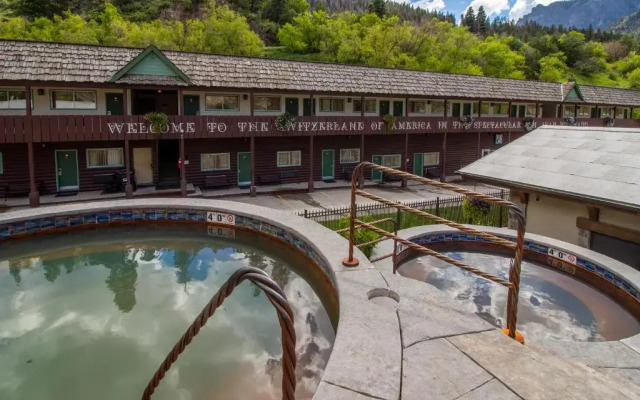Twin Peaks Lodge & Hot Springs