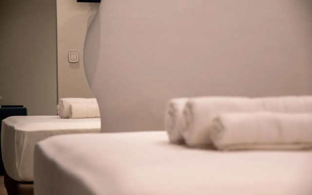SithoniaRS Luxury Ground Floor Apartment With Private Garden