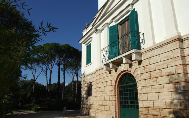 Elegante Appartamento in Villa con Piscina