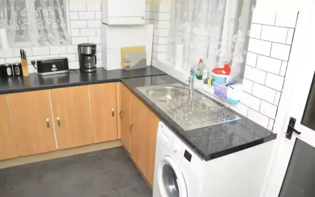 4 Bedroom House in Grays - Sleeps 6 & Parking