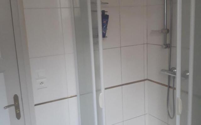 Petite chambre meublée au cœur de ville - chez l'habitant