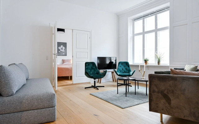Sanders Arrow - Chic 3-bdr Apt w City View