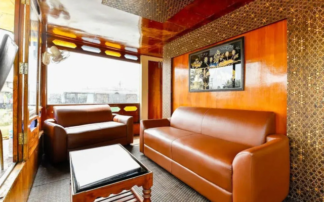 Oyo 24920 Indraprastha Royal Castle Sharing Houseboat