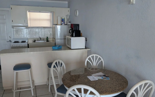 Traders Inn Beach Club