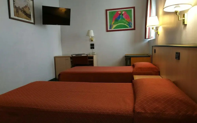 Ginosi Arizona Hotel