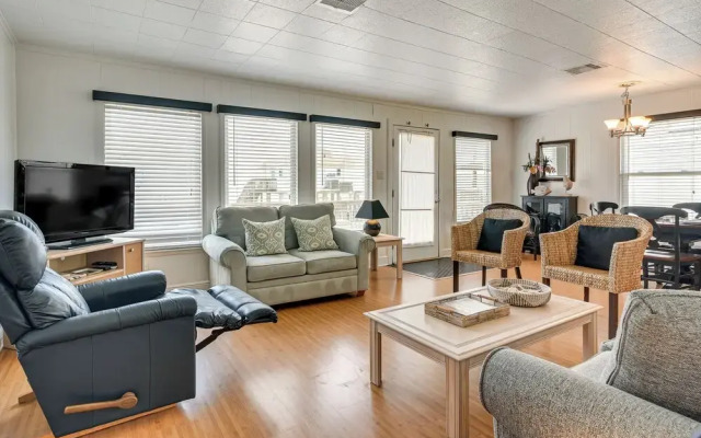Pet-friendly Galveston Home - Walk to Beaches!