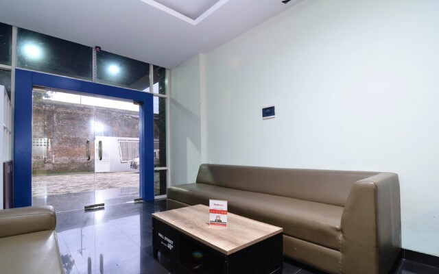 RedDoorz near Museum Keraton Surakarta