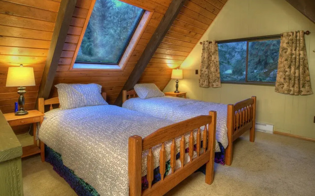 Cedarwood Grove - Two Bedroom Cabin with Hot Tub