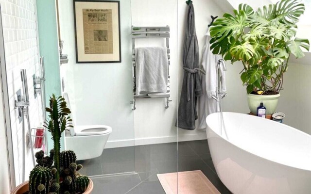 Unique 2 Bedroom Penthouse Apartment in Kensal Rise